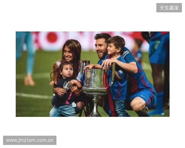 安东内拉晒一家人同美职联奖杯合照:恭喜亲爱的,我们爱你 安东内拉晒一家人同美职联奖杯合照:恭喜亲爱的,我们爱你